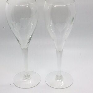 Elegant Clear Wine Glass Set of 2 with 2 hearts on each glass